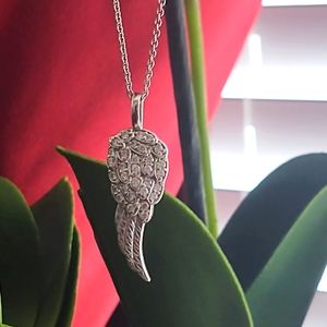 NWOT😃Independent Angel Wing Pendant
